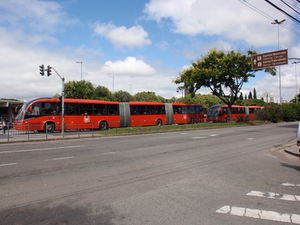 Long Curitiba red bus.jpg